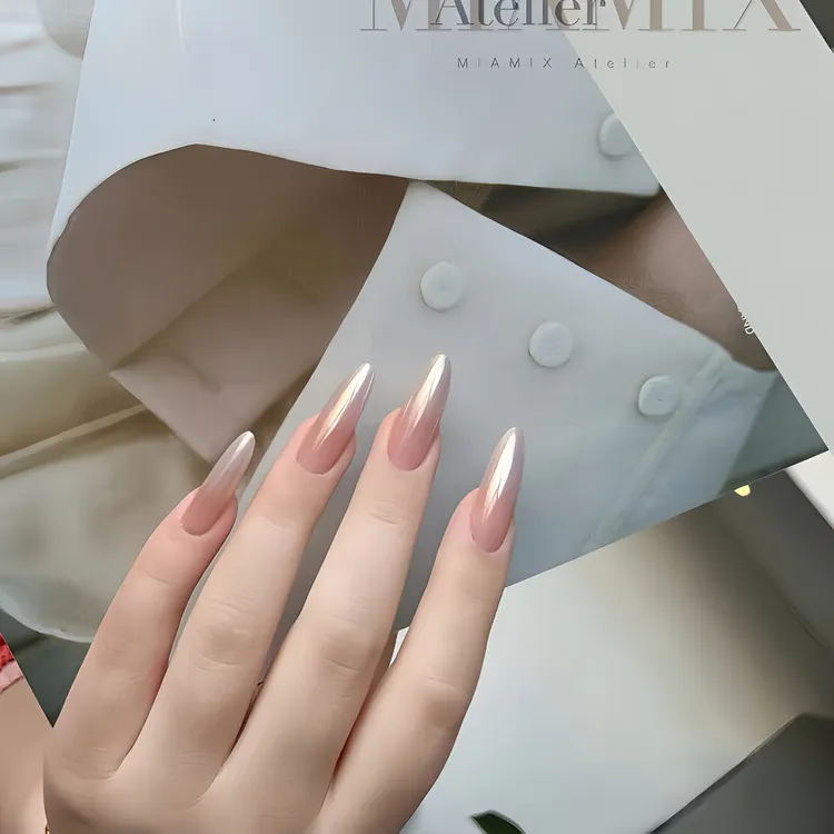 裸色极光粉渐变手工海莉同款纯欲风温柔光疗穿戴美甲孕妇新娘婚甲