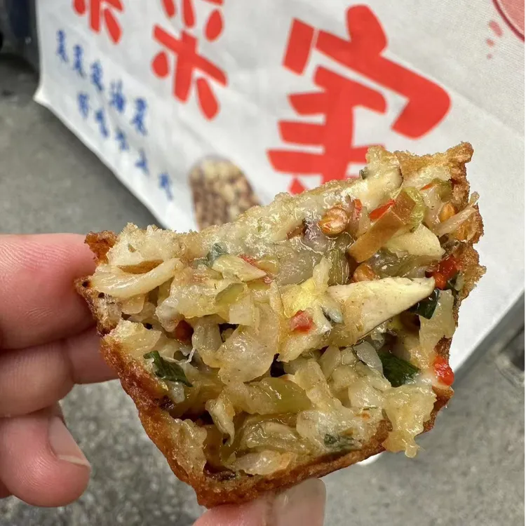 油墩子是江浙沪地区的街头小吃，又叫油端子或油墩儿，