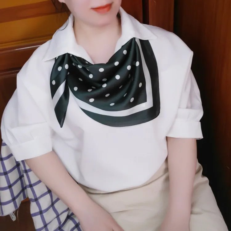 墨绿色小波点丝滑柔软方巾