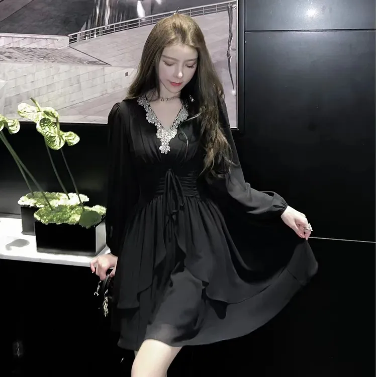 【冰岛银河】V领重工缝钻设计感.法式时尚收腰显瘦气质遮肚连衣裙女