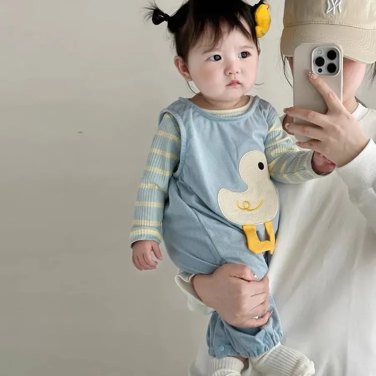 婴儿衣服秋季套装女可爱条纹打底衫小鸭子超萌背带裤连体衣两件套
