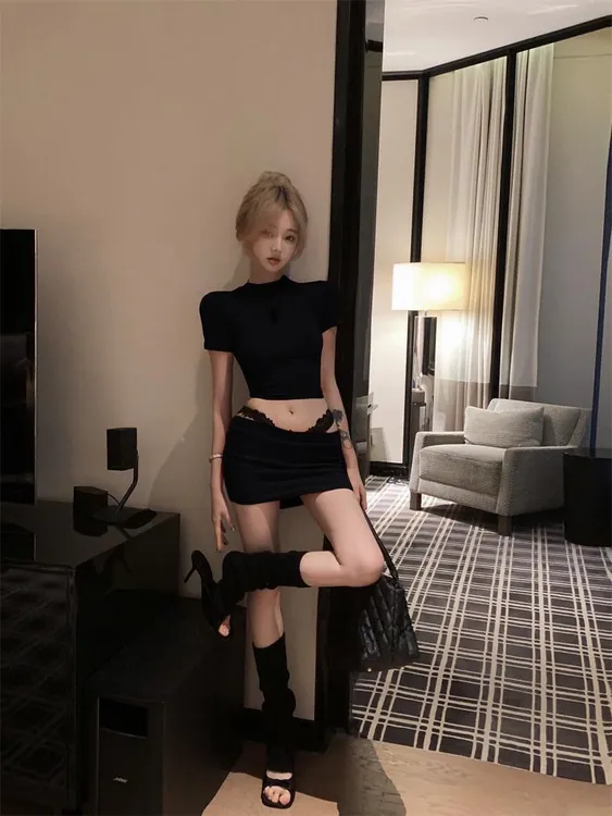 时尚穿搭一整套辣妹修身纯欲黑色正肩短袖T恤设计感低腰包臀裙女