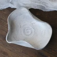 小喜宅 云卷云舒盘（最长边约18cm，宽约13cm）
