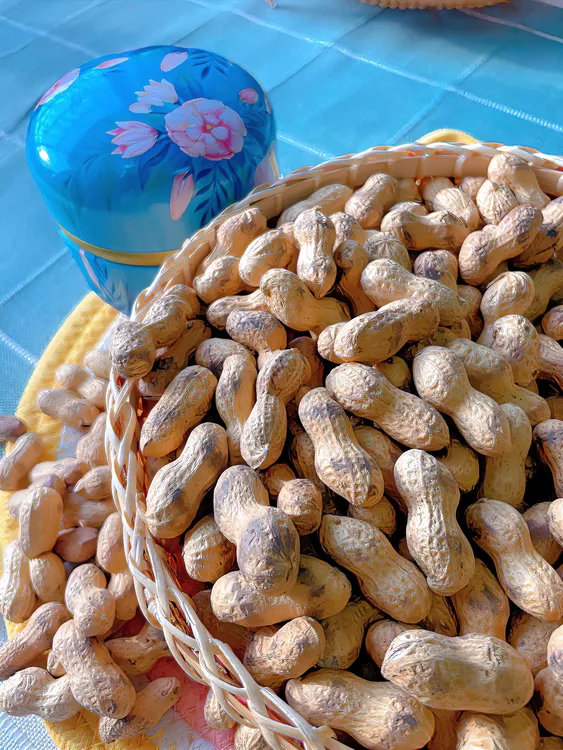 农村铁锅柴火炒花生原味带壳炒小花生现炒现发追剧小零食