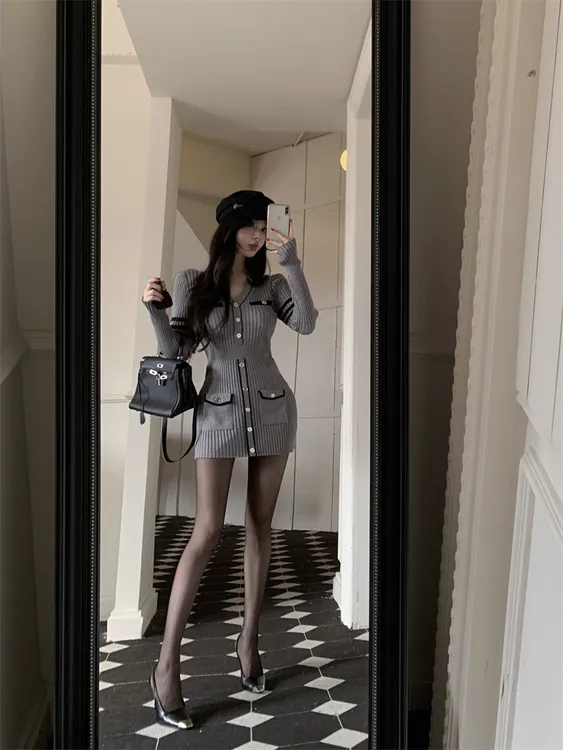秋冬新款法式小香风V领单排扣修身针织包臀连衣裙女收腰显瘦短裙