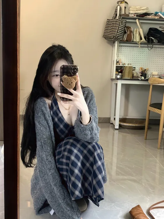 秋季新款软糯长袖针织毛衣开衫外套女复古挂脖V领格纹连衣裙长裙