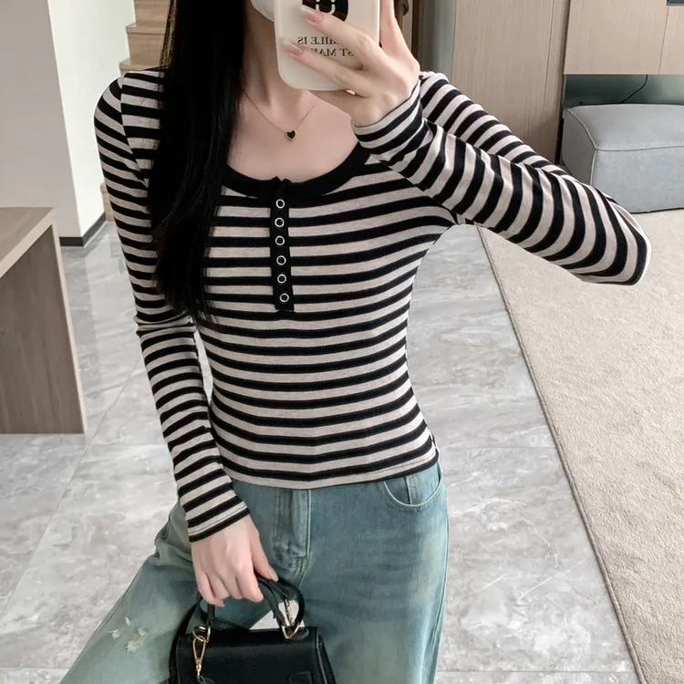 年谜2024早秋季排扣短款紧身条纹正肩U领长袖t恤女打底衫显瘦外穿