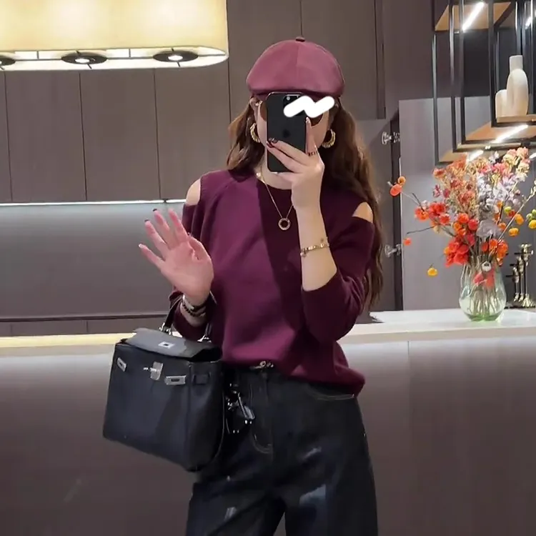 早春新款针织衫女设计感洋气露肩长袖打底衫宽松显瘦时尚圆领上衣