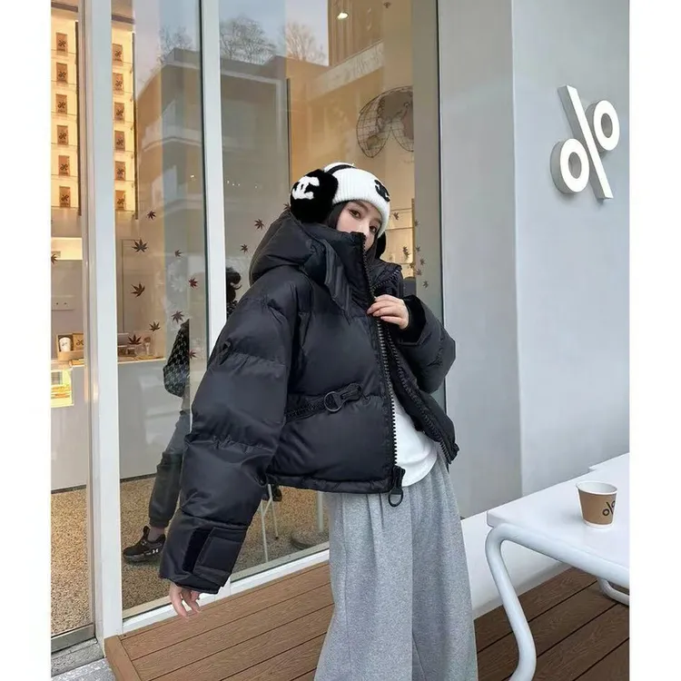 欧货高端短款外套女2025冬季保暖大拉链设计加厚面包羽绒棉服女