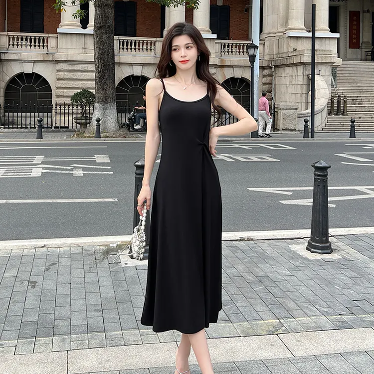 赫本风小黑裙吊带连衣裙女2025春夏季新款法式高级感小个子长裙子