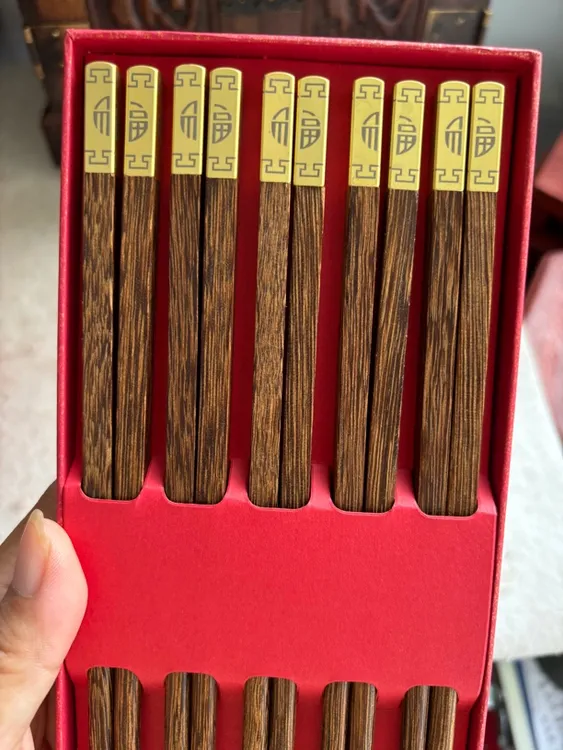 高档福字鸡翅木筷子家用防滑不发霉红檀木无漆无蜡新款家庭装筷子