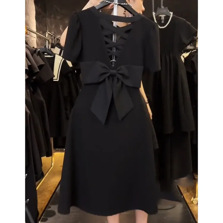 2024法式赫本风蝴蝶结短款女夏季新款高端精致黑色后背镂空裙子