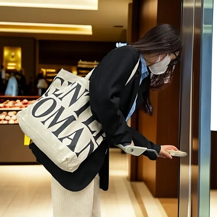 大容量字母帆布袋秋季新款时尚百搭单肩托特包网红外出手提购物袋