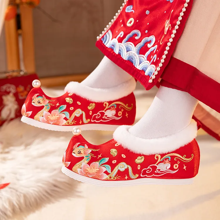 汉服鞋子冬季蛇年红色拜年鞋明制翘头弓鞋配马面古风加绒绣花鞋女