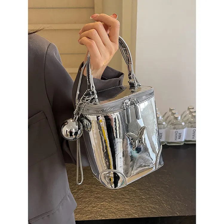 银色迷你包包女2024新款时尚漆皮链条斜挎包小众设计感手提水桶包