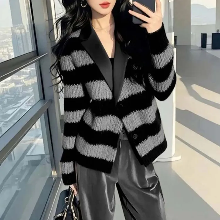 灰色高级感条纹毛衣开衫外套女秋冬2025新款气质减龄休闲针织上衣