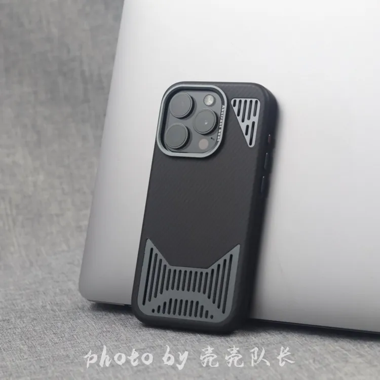 凯夫拉碳纤维纹理皮料铝合金散热适用于iPhone15promax手机壳磁吸