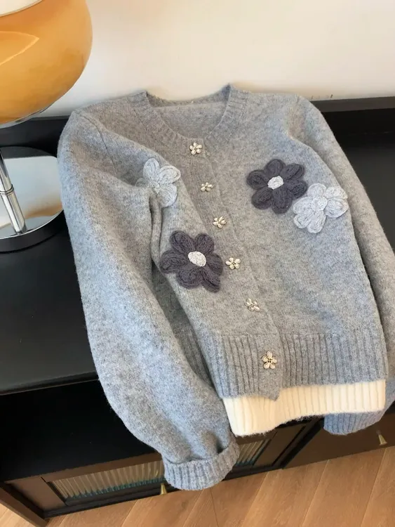 高级感灰色刺绣气质软糯针织开衫毛衣外套女小个子短款百搭慵懒风