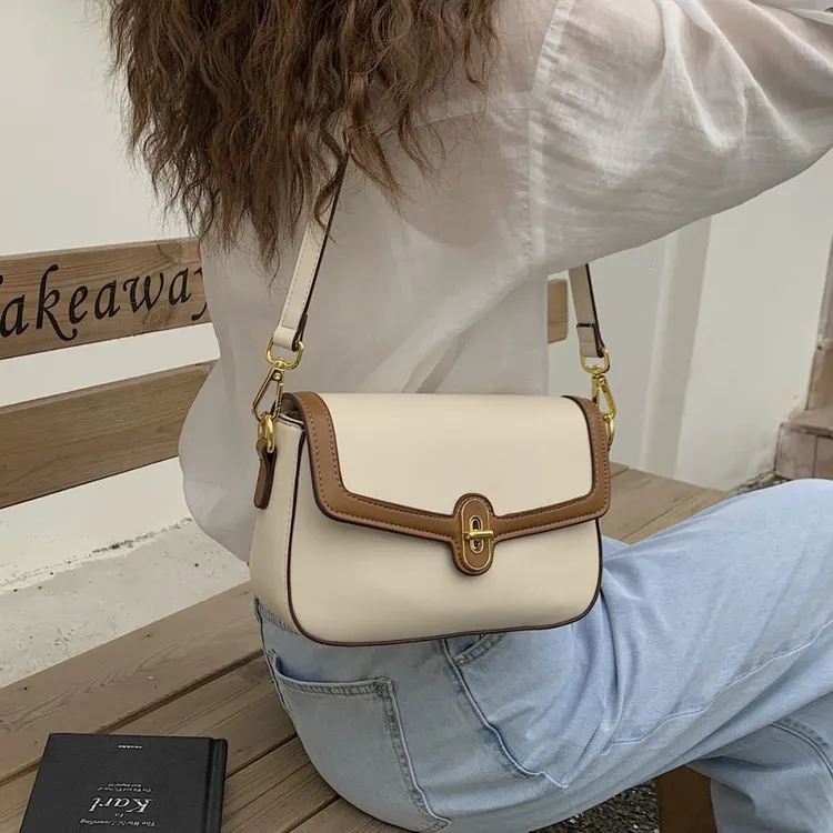 AIYI/艾一新款高品质锁扣挎包白色爆款小包包简约撞色斜跨包女包