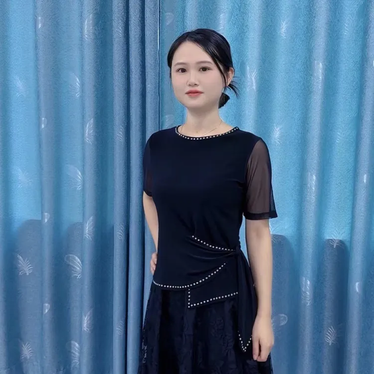 2025新款广舞服装烫钻女夏季跳舞衣服短袖水晶麻时尚洋气跳舞上衣