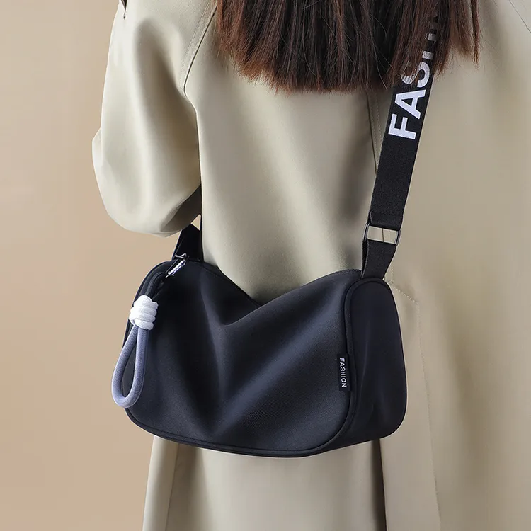 包包夏季女斜挎2025新款简约风腋下包休闲帆布包枕头单肩小包时尚