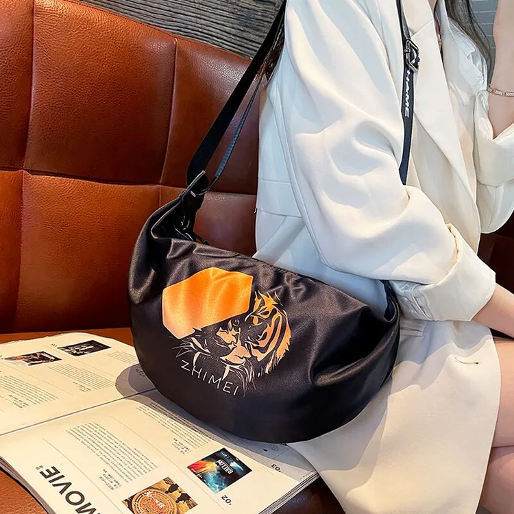 新款2025休闲斜挎饺子包女包运动月牙包大容量胸包洋气潮流单肩包