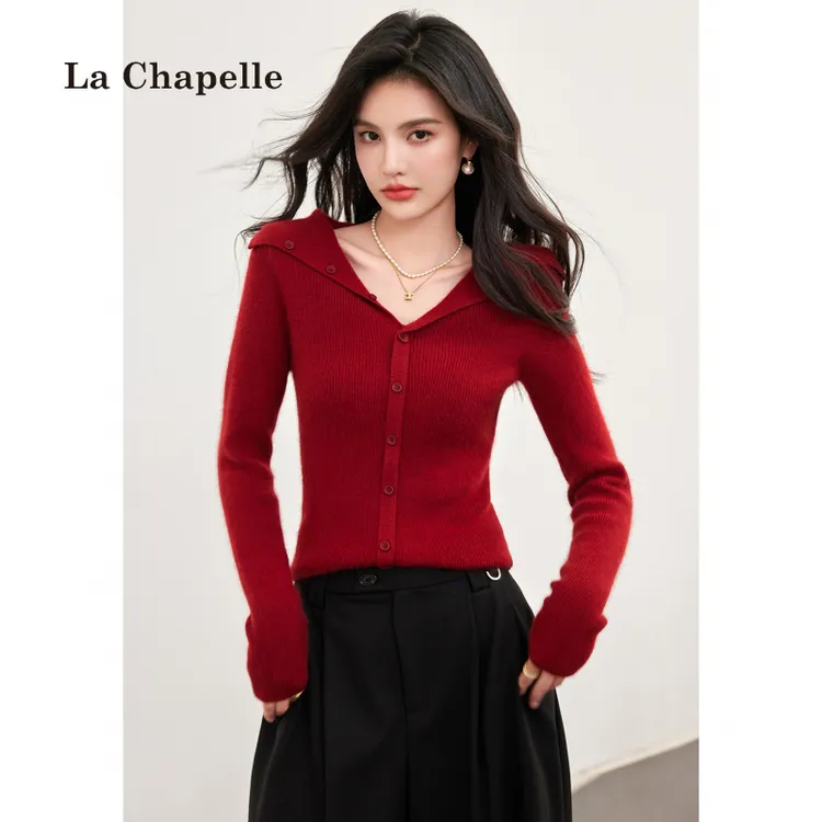 拉夏贝尔秋冬季跨年氛围感微妙版型温柔感翻领浣熊毛毛衣女针织衫
