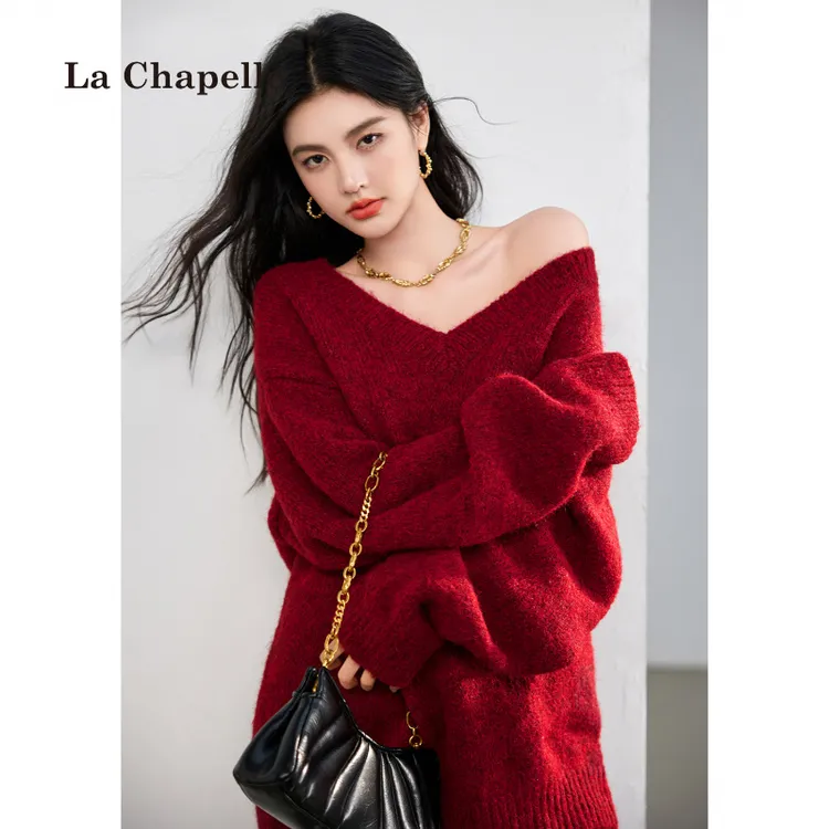 拉夏贝尔秋冬季软糯慵懒风V领毛衣圣诞红色露肩毛衣女高级感上衣