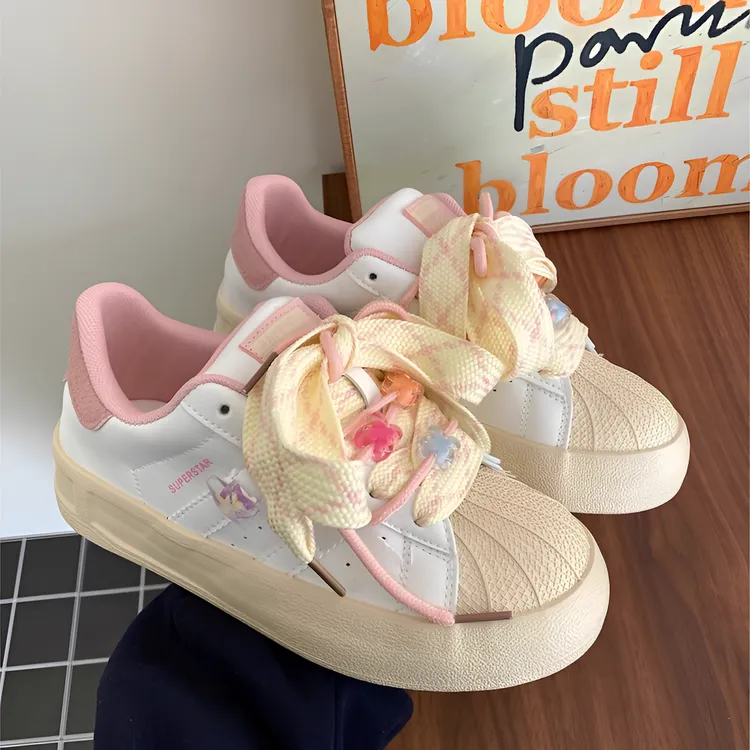 小白鞋女2024新款春季奶油色复古日系学生百搭贝壳头厚底运动板鞋