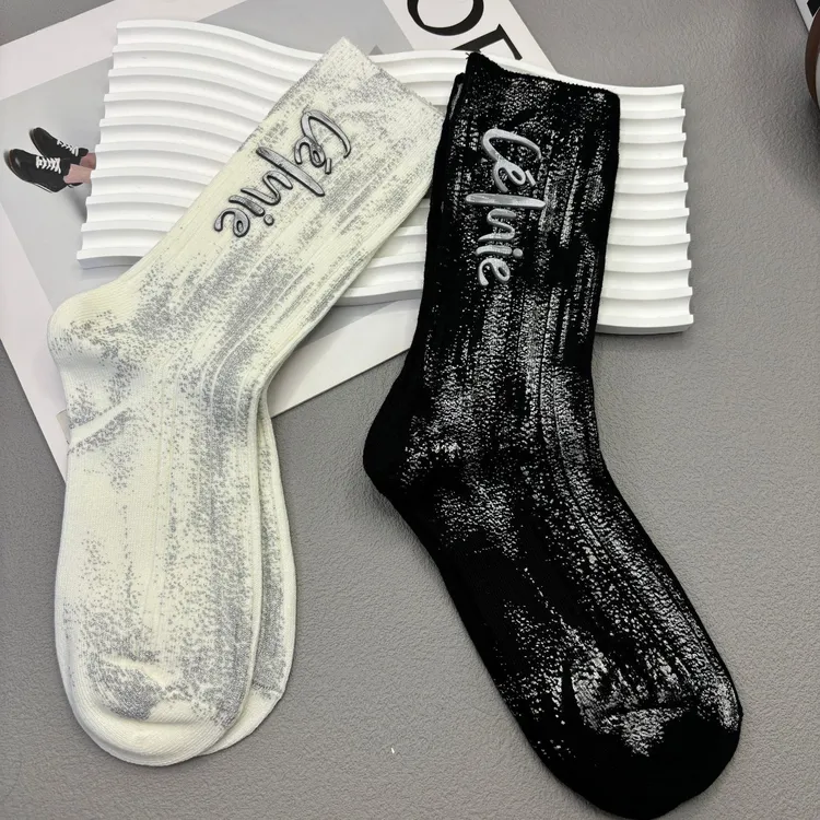 春秋时尚设计款潮袜泼墨硅胶字母个性中筒袜外穿搭配鲨鱼裤黑白色