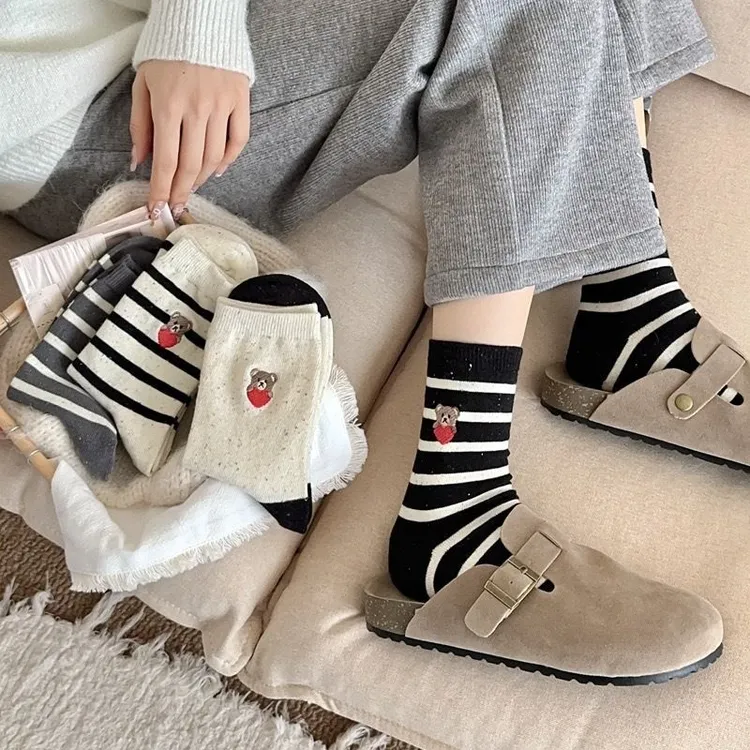 远润家24秋冬新款袜子女卡通小熊刺绣堆堆袜女袜棉袜条纹中筒袜