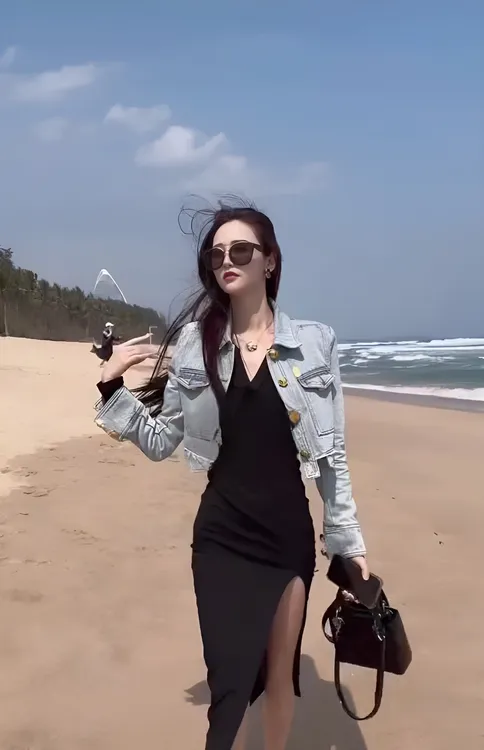 法式复古小众显瘦气质修身包臀收腰开叉连衣裙时尚长袖牛仔外套