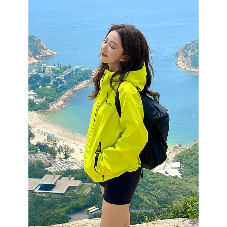 临典荧光绿冲锋衣女2025夏季新户外三合一徒步穿搭情侣登山服外套