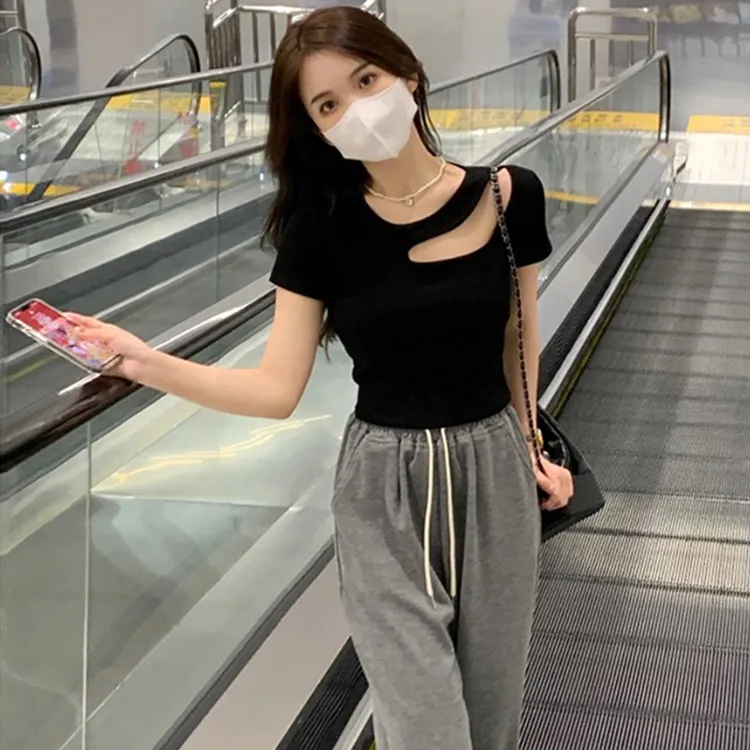 甜辣纯欲风短款黑色T恤夏季2025设计感镂空修身短袖心机上衣女ins
