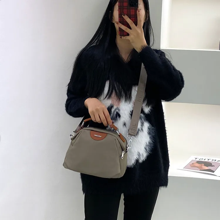 2024秋冬新款手拎斜挎包女式休闲单肩包尼龙防水百搭大容量枕头包