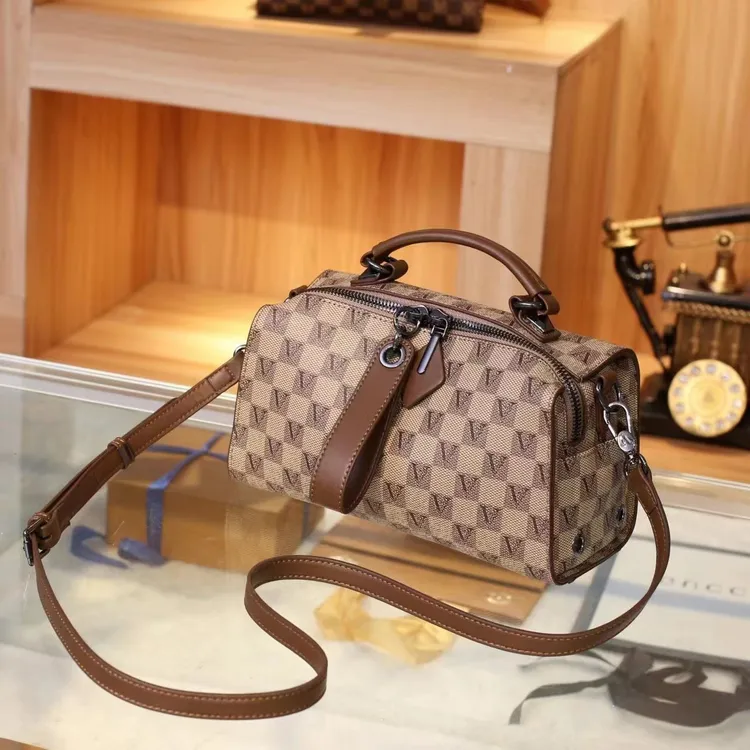 VF正品时尚新款手提包棋盘格女士枕头包潮流百搭轻奢单肩斜挎包