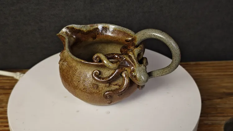 章鱼哥原创，八方来财紫砂公道杯，纯手工段泥捏制，紫砂柴烧公道杯