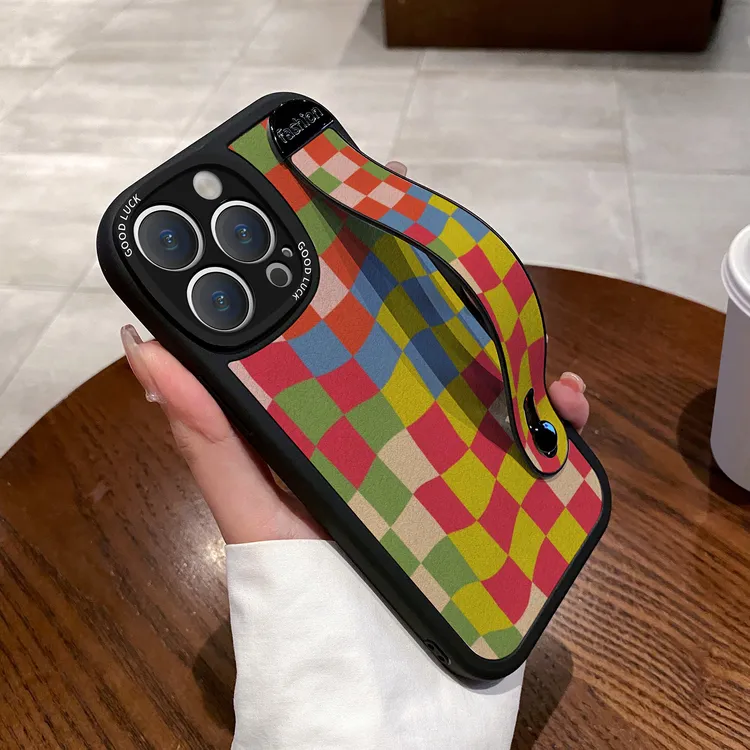 适用苹果16promax手机壳扭曲格子iPhone15promax保护套腕带支架14