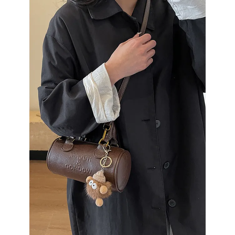 今年流行波士顿包包高级感2024新款秋冬百搭斜挎包女士手提圆筒包