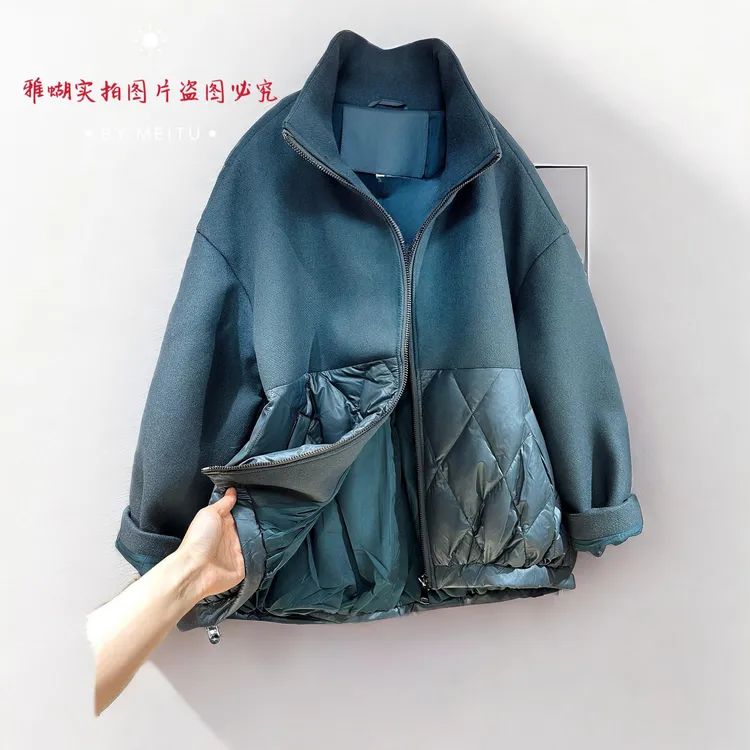 2225菱形格羊毛呢拼接90白鸭绒立领廓形湖蓝色羽绒服洋气冬季短款