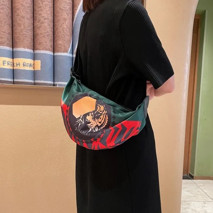 2025新款韩版牛津布饺子包月牙包女包单肩包尼龙布运动斜挎包胸包