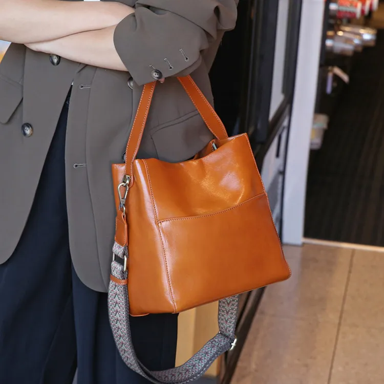 小众设计水桶包女士头层油蜡牛皮托特包大容量通勤真皮单肩女包