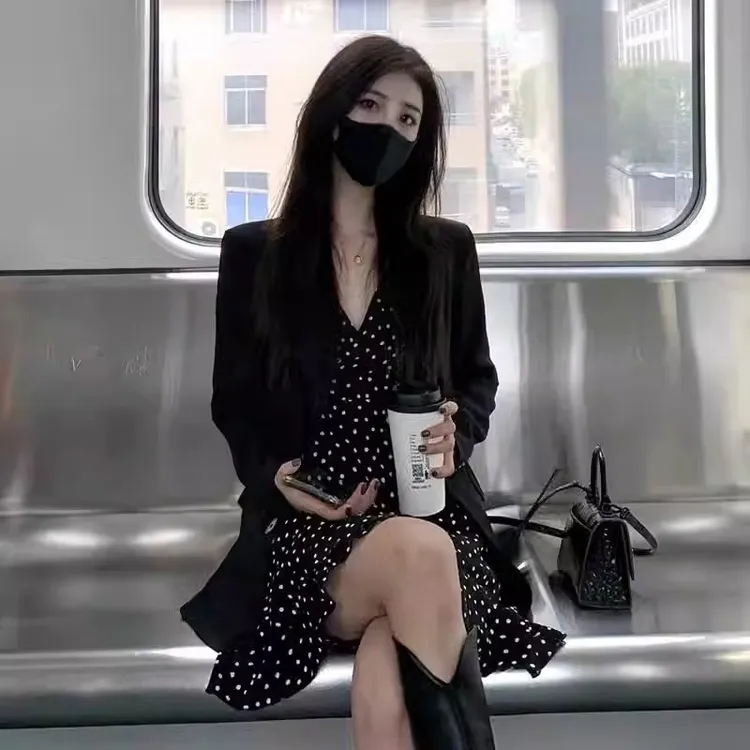 潮牌秋冬新款韩版气质波点吊带连衣裙套装女士百搭西装半裙两件套