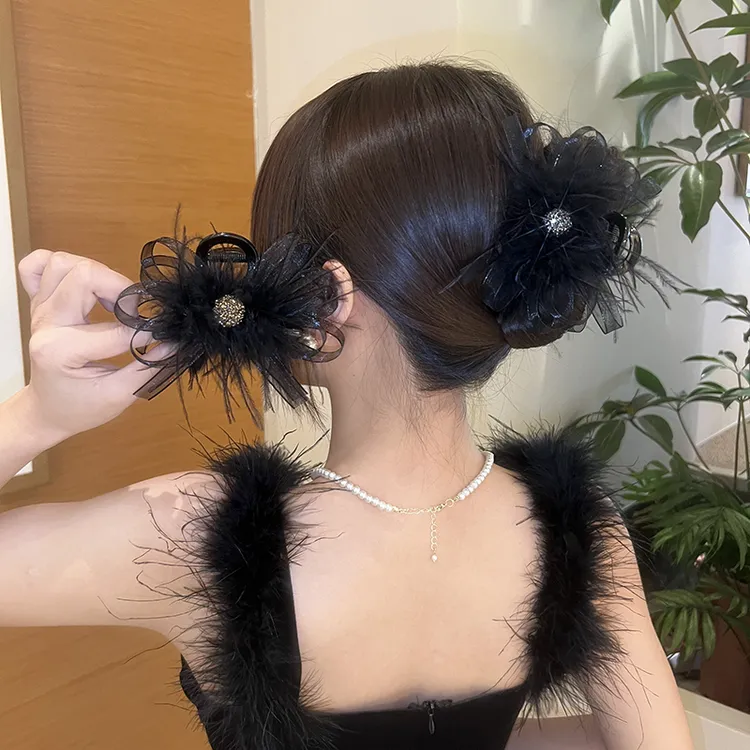 黑色羽毛抓夹后脑勺夹子半扎发发夹高级感毛绒鲨鱼夹秋冬新款发饰