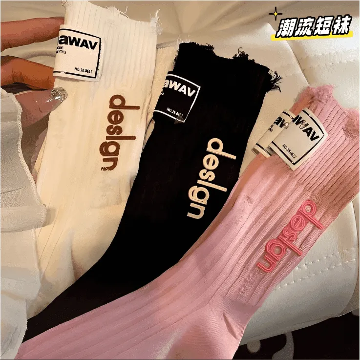 2026秋冬新款袜子女个性破洞布标中筒袜时尚百搭网红同款潮袜B130