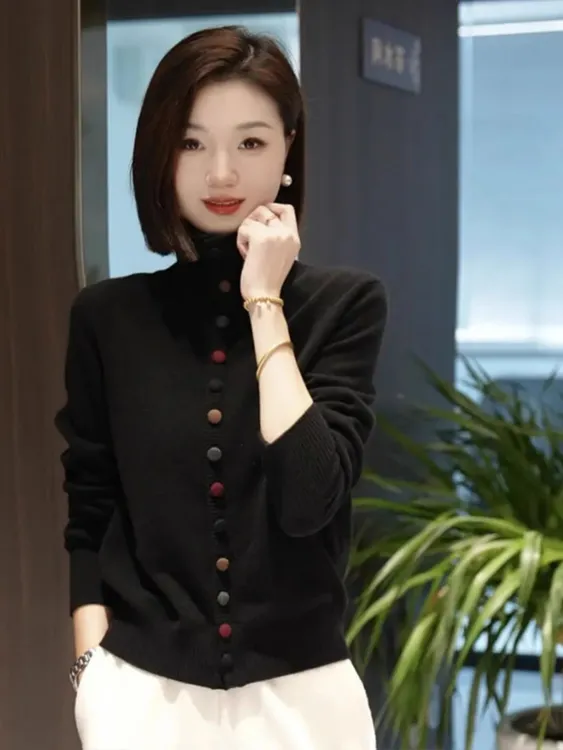 高领彩扣气质针织衫女秋冬时尚高端设计毛衣开衫时尚宽松百搭外套