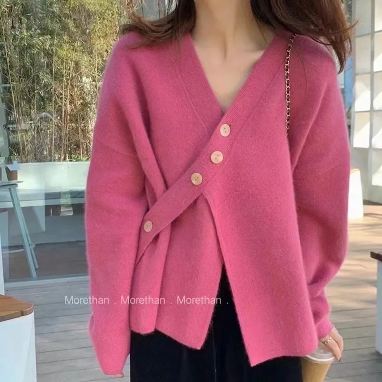 2025秋时尚新款减龄交叉V领粉嫩显白斜扣宽松针织开衫毛衣外套女