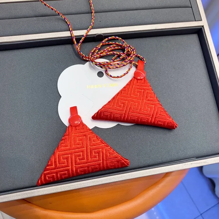 首饰袋 三角福袋纽扣款五彩绳挂脖创意国风大红色符袋