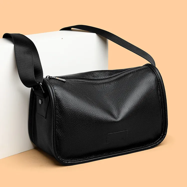 真皮斜挎包男款潮流夏季多功能防水休闲通勤百搭运动时尚黑色