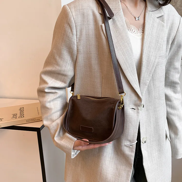 质感复古磨砂小包包2025新款今年流行高颜值简约单肩包斜挎女包